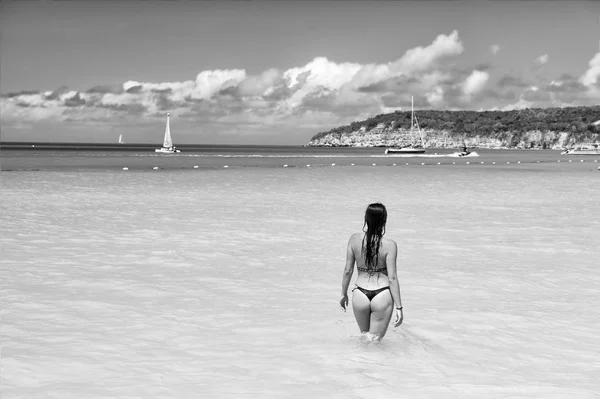 Giovane donna in acqua — Foto Stock