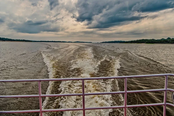 Ślad na wodzie w błękitne morze w manaus, Brazylia. Wybrzeże Morza na horyzoncie na zachmurzone niebo. Wanderlust odnajdywania i przygoda. Pojęcie prędkości i energii. Podróż drogą wodną — Zdjęcie stockowe