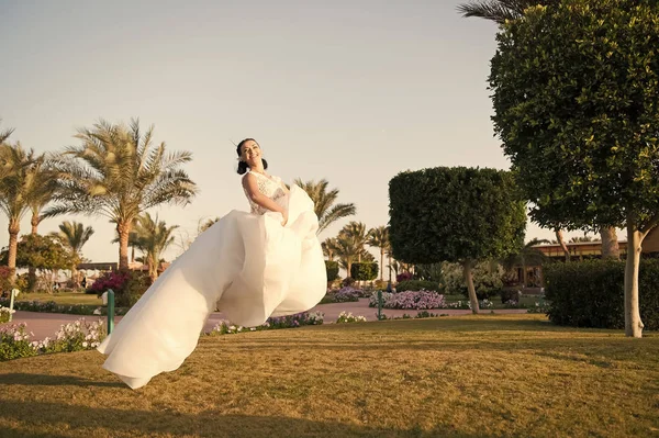 Concept de mariée. La mariée plane dans l'air. Mariée en robe de mariée blanche. La mariée célèbre son jour spécial. Quelle belle robe ! — Photo