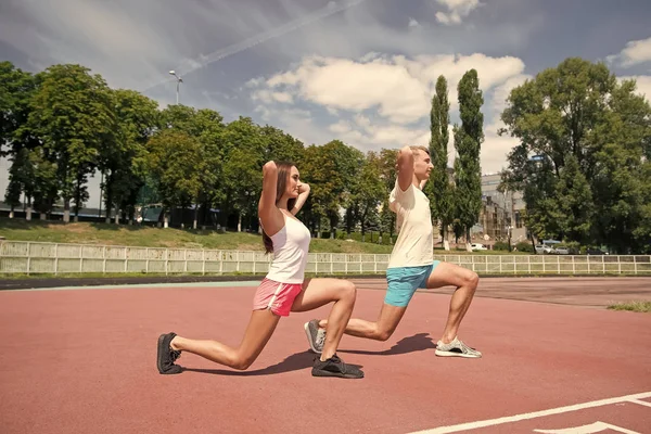 Entrenamiento en pareja y estiramiento . — Foto de Stock