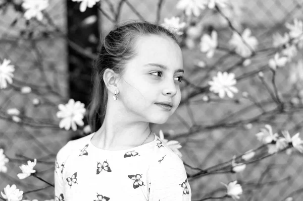 Menina em flor floral na primavera. Menina com flores florescentes ao ar livre — Fotografia de Stock