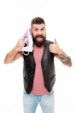 Mükemmel bağlantı. Adam sakallı hippi tutun Elektrikli Ütü aracı. Nasıl demir doğru giysiler. . Beyaz arka planda izole demir adam. Terzi ve Kuru Temizleme Hizmetleri. Ev görev