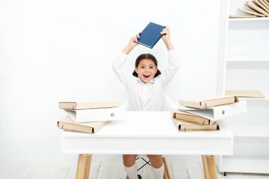Kaprisli havasında. Yaramaz çocuk okulda gürültülü olmak. Küçük çocuk okuma-yazma öğrenmek reddederek. Küçük kız kitap kafasına yükselterek. Kızgın kız kitap okuma nefret ediyor. Edebiyat ders olan kız öğrenci
