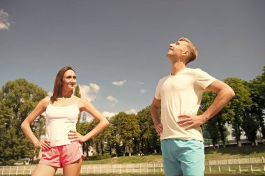 Aşık çift antrenmandan sonra rahatlar..