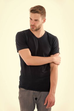 Adam rahat tshirt ve beyaz arka plan üzerinde izole kot pantolon. Tıraşsız yüzündeki sakallı adam. Sarışın saçlı sakallı adam. Saç Bakımı Kuaför salonu veya berber dükkanı. Moda stil ve eğilim