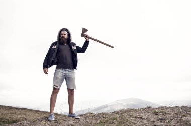 sakallı adam, bıyıklı acımasız hipster balta dağda tutar.