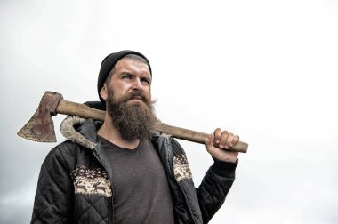 Adam omuz sakal ve bıyık tutun balta ile