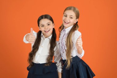Okulda dostane ilişkiler. Arkadaşlık okul eğitimine devam ederken. Okul dostluk kavramı. Neşeli çocuklar. En iyi arkadaşıyla ders motivasyon. Kız arkadaşlar okul üniforması sınıf en iyi