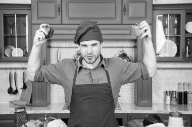 Yaşam için gıda. Ellerinde biber oğlan. Adam enerji diyet. Yaşam enerjisi için sağlıklı gıda