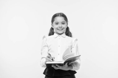 Hatırlamak Not yaz. Çocuk okul üniforması akıllı çocuk mutlu not edin. Kız mutlu yüz fikir sarı arka plan hakkında not olun. Çocuk kız mutlu okul tek tip elbise tutan kitap hazır yazma Not
