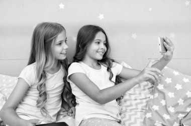 Sosyal ağ keşfedin. Smartphone için eğlence. Çocuklar selfie alarak. Smartphone uygulama kavramı. Çevrimiçi eğlence. Kız gibi boş zaman pijama partisi. Kızlar smartphone küçük blogcular