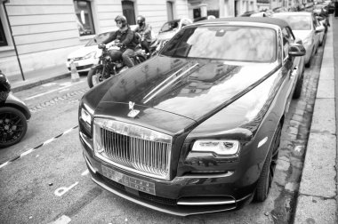 Lüks Supercar Royce Rolls Royce 'u Paris' te caddeye park etmiş mavi ve altın rengi bir hayalet olarak gösteriyor. Rolls Royce Rolls-Royce ünlü pahalı otomobil markasıdır.