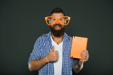 Güne kadar parlak. Bu kitabı okuyun. Çizgi roman ve mizah duygusu. Komik bir hikaye. Eğlenceli bir çalışmadır. Relax için komik kitap. Kitap kapağı kopya alanı. Not defteri veya kitap sakallı hippi erkek giyim komik gözlük tutun