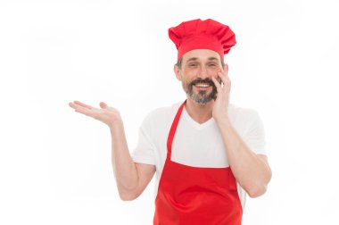 Ürün sunmak. Chef şapka ve bir kenara el işaret önlük sakallı olgun adam. Üst düzey aşçı sakal ve bıyık önlük önlük giyiyor. Kırmızı önlük, kopya alanı pişirme olgun şef aşçı