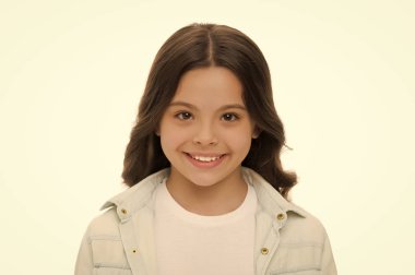 Çekici çocuk gülüşü beyaz arka planda izole edilmiş. Sevimli şey. Uzun kıvırcık saçlı kız neşeli poz veriyor. Mutlu kaygısız çocuk çocukluğun tadını çıkarıyor. Kıvırcık saçlı, sevimli, gülen yüzlü kız.