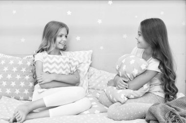 Eğlenmek için pijama partisi zaman dedikodu hikayesi. En iyi kızlar sleepover parti fikirleri. Kızlar mutlu en iyi arkadaş pijama partisi iç parti. Eğleniyor Soulmates kızlar sleepover parti. Çocukluk dostluk kavramı