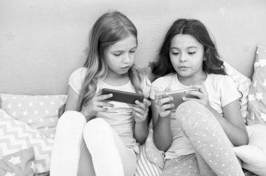 Smartphone uygulama kavramı. Kız gibi boş zaman pijama partisi. Kızlar smartphone küçük blogcular. Çevrimiçi eğlence. Sosyal ağ keşfedin. Smartphone için eğlence. Selfie çekici çocuklar