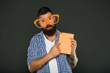 Hipster sakallı adam komik gözlük Not defteri veya kitap tutun. Bu kitabı okuyun. Çizgi roman ve mizah duygusu. Dersler Yetişkin eğitimi. Kendi eğitim kavramı. Edebiyat Kulübü. Hobi olarak kitap okumak. Eğlenceli bir çalışmadır