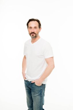 Yüz saç bakım kılavuzu. Hipster sakallı çekici yakışıklı olan. Erkeklik ve yüz saç. Büyüyen ve yüz saç bakımı için uzman ipuçları. Adam adam bıyık beyaz arka plan ile sakallı