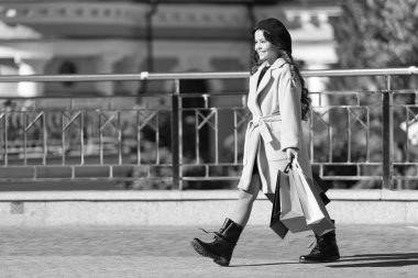 Çocuk çok güzel şık tutun grup alışveriş torbaları. Kız sevimli küçük Bayan giyinmiş Fransız tarzı ceket ve bere alışveriş torbaları taşımak. Sonbahar konsepti alışveriş. Küçük çocuk alışveriş Güz satış sezonu