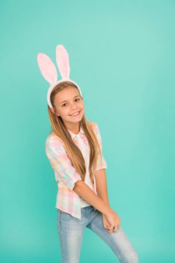 Sevimli tavşan. Tatil tavşan kız sevimli uzun kulakları ile poz. Çocuk gülümseyen oyun bunny rolü. Mutlu çocukluk. Gelenekleri Paskalya ruhu içinde almak çocuklar için. Tavşan kulakları aksesuar. Paskalya faaliyetleri