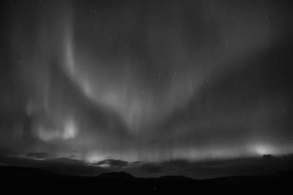 Miracoli della natura. Aurora cielo scuro. Incredibili fenomeni naturali. Posto migliore vedere aurora boreale. Quando è il momento migliore per vedere le luci del nord. Posto per vedere le luci del nord. Cielo nero chiaro del Nord con stelle — Foto Stock