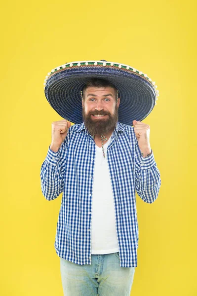 O seu sombrero gigante é perfeito. Acessório de moda tradicional para festa de fantasia. Homem mexicano a usar sombrero. Homem barbudo de chapéu mexicano. Hipster em chapéu de aba larga. Ele está apaixonado pelo estilo mexicano. — Fotografia de Stock