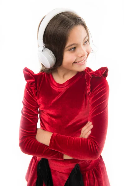 Hören Sie sich neue und kommende populäre Songs jetzt kostenlos an. Musik immer bei mir. kleines Mädchen hört Musik kabellose Kopfhörer. Online-Musikkanal. Mädchen kleines Kind verwenden Musik moderne Kopfhörer — Stockfoto