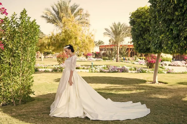 Vrouw in de perfecte trouwjurk. bruiloft mode voor mooie vrouw. leuke vrouw buiten. vrouw vrouw op bruids ceremonie. liefde is in de lucht. — Stockfoto