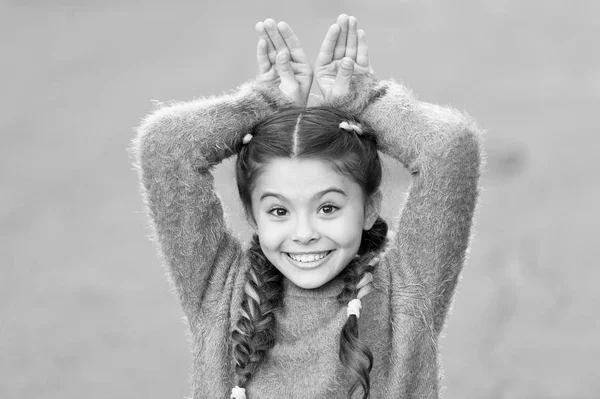 Menina feliz em camisola de outono. Criança pequena com cabelo comprido. Casualmente bonita. Feliz infância. O outono aconchega-se. Moda de outono de menina bonita. Não quero saber. a enlouquecer. A divertir-se — Fotografia de Stock