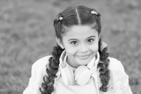 Gelukkig klein meisje naar muziek luisteren. Klein kind met gelukkige glimlach. Terloops mooi. Gelukkige jeugd. Herfst snuggles. Herfst stemming in hoofdtelefoon voor mooi meisje. Ongelooflijke schoonheid. Schoonheid in stijl — Stockfoto