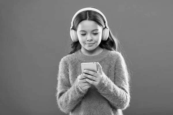 Acceso a millones de canciones. Disfruta del concepto musical. Las mejores aplicaciones de música que merecen una escucha. Niña escuchar música auriculares modernos y teléfonos inteligentes. Escucha gratis. Obtener suscripción familiar de música — Foto de Stock