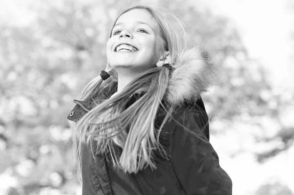 Menina feliz no outono. Menina feliz sorrindo com felicidade. Feliz e despreocupado. Felicidade pura. Dia de felicidade. Estranha beleza escondida na floresta de outono — Fotografia de Stock