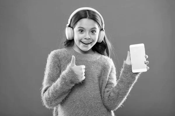 Niña escuchar música auriculares modernos y teléfonos inteligentes. Obtener suscripción de la familia de música. Acceso a millones de canciones. Disfruta del concepto musical. Las mejores aplicaciones de música que merecen una escucha. Escuchar gratis — Foto de Stock