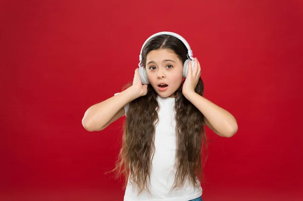 La música juega un papel importante vidas adolescentes. Efecto poderoso música adolescentes sus emociones, percepción del mundo. Chica escuchar auriculares de música en el fondo rojo. Concepto de gadget moderno. Música gusto — Foto de Stock