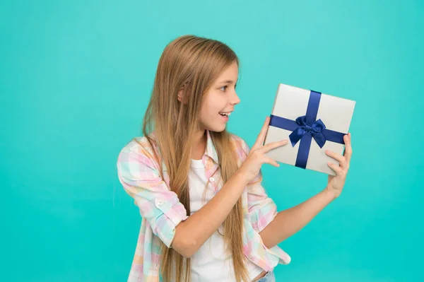 Todos los niños sueñan con tal sorpresa. Cumpleaños niña llevar regalo. Haciendo regalos. Lista de deseos de cumpleaños. Felicidad y alegría. Feliz cumpleaños. Agradable sorpresa. Niña celebrar cumpleaños caja de regalo — Foto de Stock