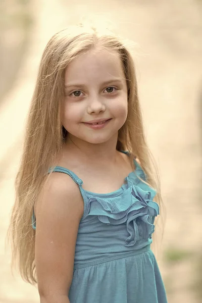 Adorable niña al aire libre en verano —  Fotos de Stock