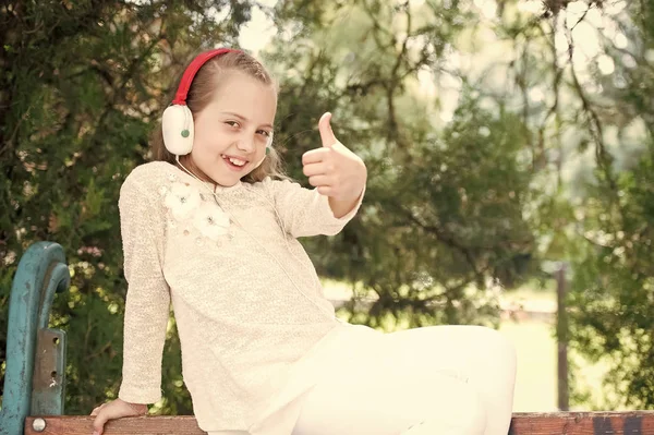 Hübsches kleines Mädchen genießt Musik mit Kopfhörern — Stockfoto