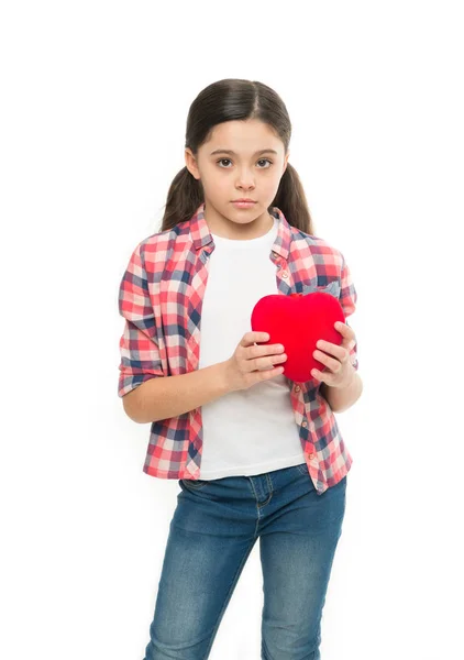 Kärlek och romantiska känslor koncept. Rött hjärta-attributet för valentine. Hjärtat gåva eller present. Mig till dig. Hälsning från uppriktigt hjärta. Flicka söt barn hålla hjärtat symbol kärlek. Fira Alla hjärtans dag — Stockfoto