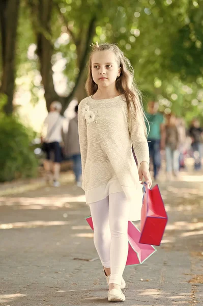Söt liten flicka promenader med rosa shoppingväskor — Stockfoto