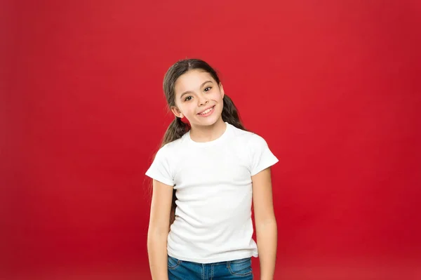 Kid feliz bonito rosto se sente animado fundo vermelho. Momentos emocionantes. Emoção excitante. Uma excitação sincera. Kid menina longo cabelo brilhante saudável usar roupas casuais. Menina animado rosto sorridente — Fotografia de Stock