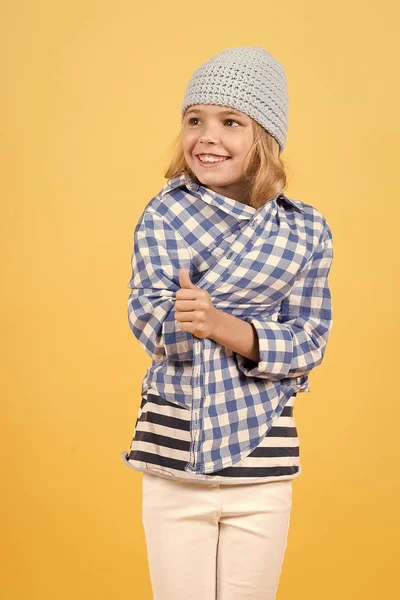 Pequeña sonrisa de niña en sombrero, camisa y pantalones, moda —  Fotos de Stock