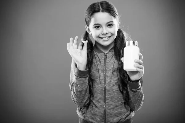 Voedzaam dieet helpen lichaam gezond. Meisje lang haar houd pil en plastic fles. Vitamine concept. Vitaminesupplementen nodig. Hoe neem vitaminen goed. Neem vitaminesupplementen. Gezonde voeding eten — Stockfoto