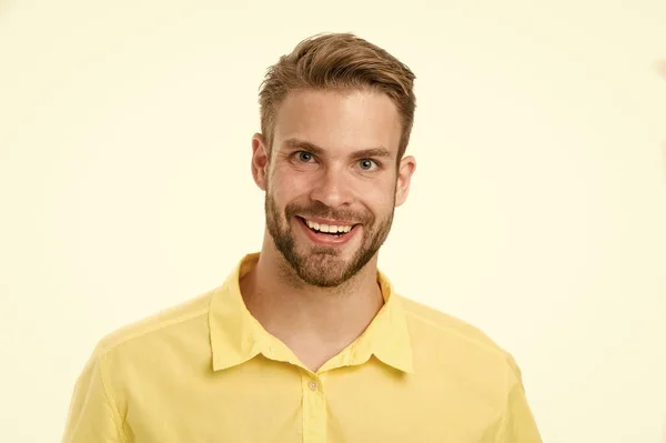 Macho com sorriso perfeito no rosto raspado isolado no fundo branco. Homem feliz com barba. Barbudo e bonito. Cuidados com a pele e preparação. Cabelo e salão de barbeiro — Fotografia de Stock