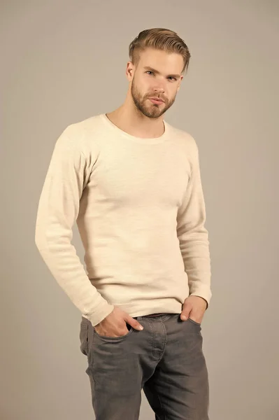 Homme en t-shirt et jeans décontractés. Macho avec barbe sur le visage non rasé. Homme barbu avec les mains dans les poches. Concept de confiance et de charisme. Style de mode et tendance — Photo