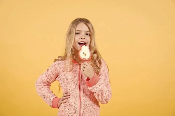 Piękny cute little girl jeść lizak — Zdjęcie stockowe