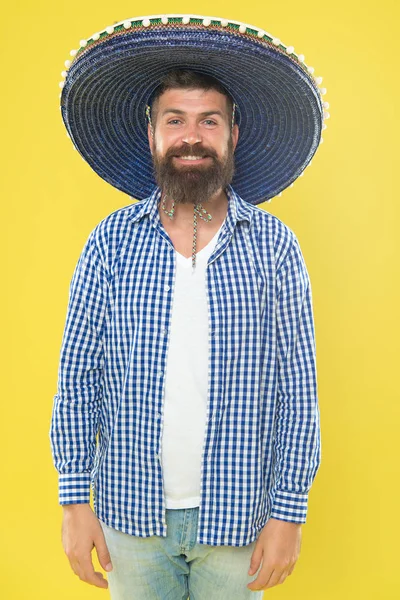 O homem usa chapéu mexicano sombrero. Conceito de cultura mexicana. Celebre o feriado mexicano. Um mexicano barbudo pronto para comemorar. Costumes e tradições. Sombrero chapéu de abas largas fornece muita sombra — Fotografia de Stock