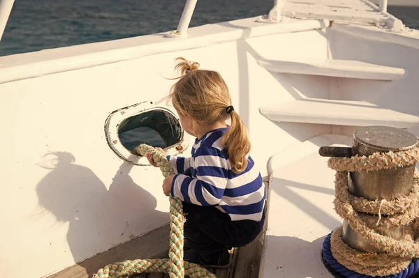 概念の発見。小さな子供が船の海旅行を楽しむ発見。新たな発見。発見の航海起動します。人生は海で良い — ストック写真