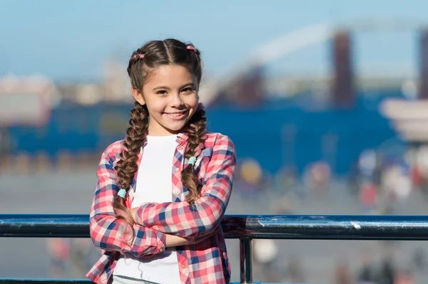 Organizar actividades para adolescentes. Vacaciones y ocio. ¿Qué hacer en vacaciones. Caminata soleada. Opciones de ocio. Tiempo libre y ocio. Chica lindo niño con trenzas relajante fondo urbano desenfocado — Foto de Stock