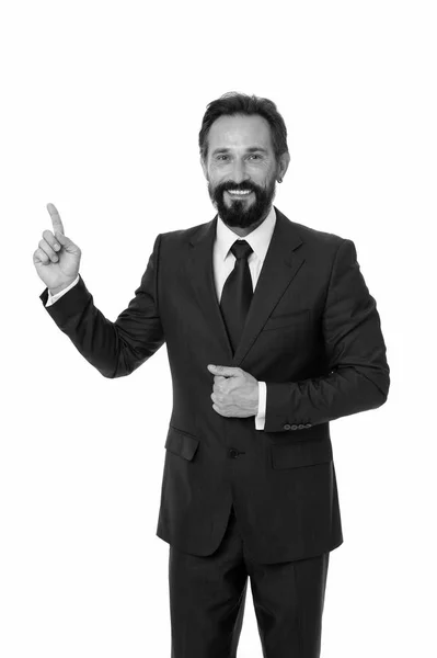 Ukazuje na obchodní reklamu. Muž ukazující prstem na reklamu izolovanou na bílém. Muž s plnovousem, formální oblek. Podnikatel nebo manažer ukazuje směr. Podívej se na ten inzerát. — Stock fotografie